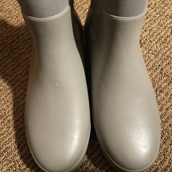 Women’s Refined Slim Fit Neoprene Creeper Chelsea Boots - Picture 4 of 4